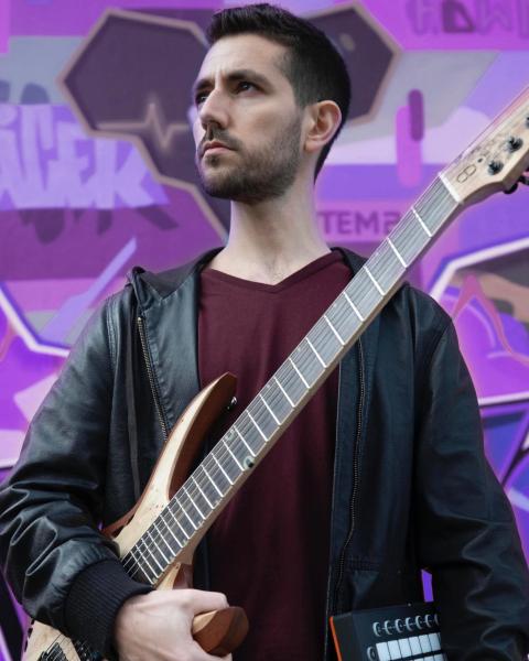 Yoel Genin with instruments 