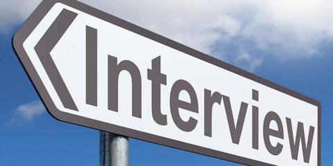 picture of directional sign with text 'Interview'