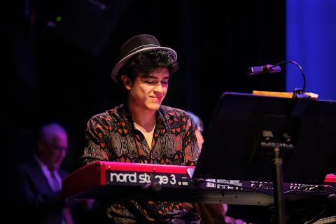 Simón Martínez playing a keyboard onstage 