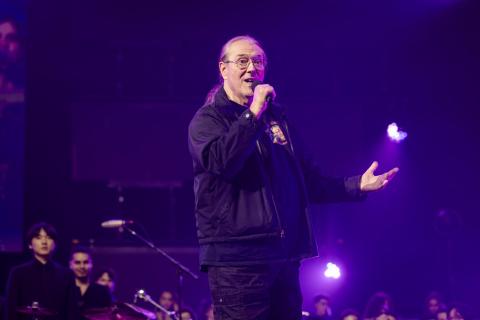 Vinnie Colaiuta thanks the audience at the Berklee commencement concert