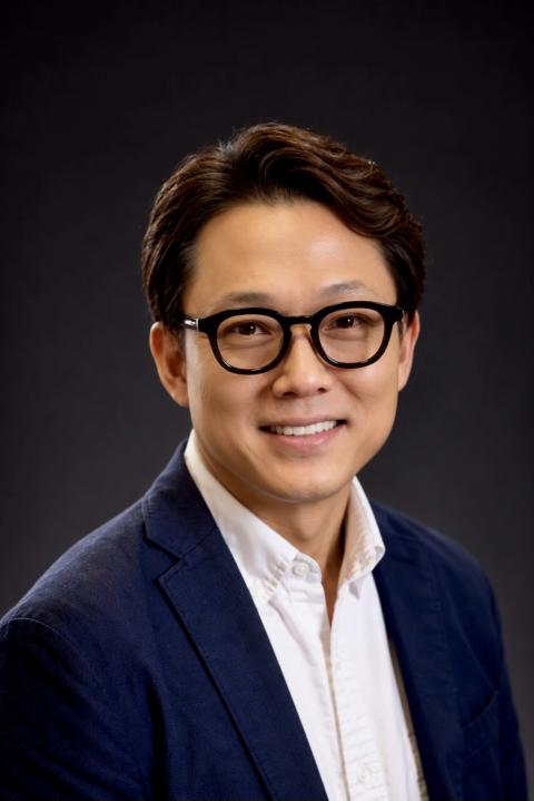 Tim Lee Headshot